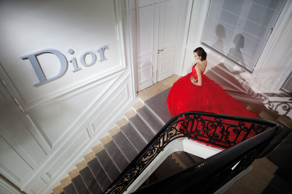 Sortie du livre de Gérard Uféras "Dior, 30 avenue Montaigne" aux ...